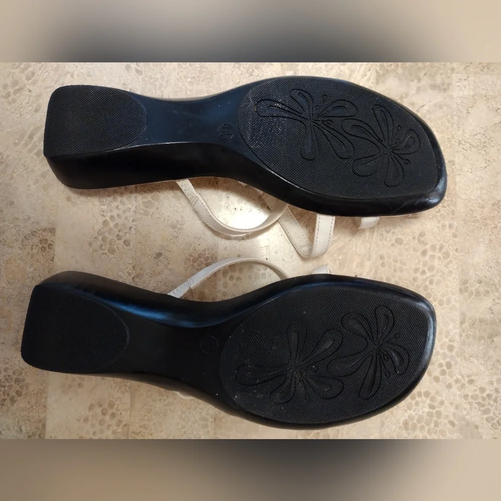 Palms sandals white size 6 1/2. Heart medallion.  Toe loop. Slip on - Picture 4 of 6